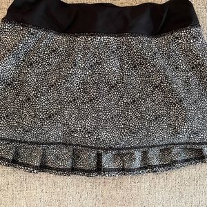 black and white floral pattern lulu pleated skirt